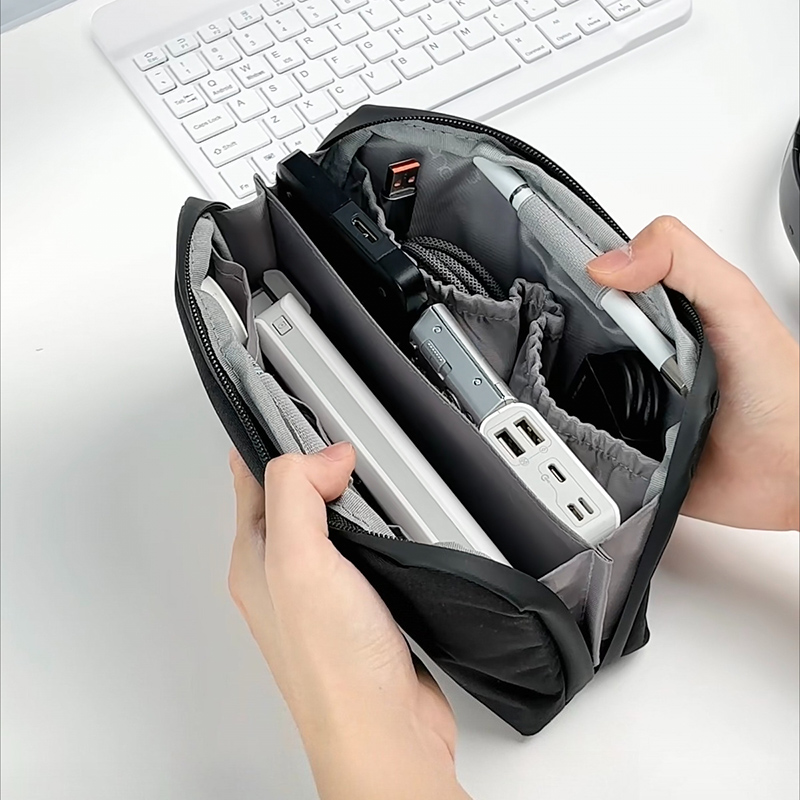Tech Accessories Travel Organizer Pouch - Kabuk Şeklinde Kablo Düzenleyici, Geniş Kapasiteli